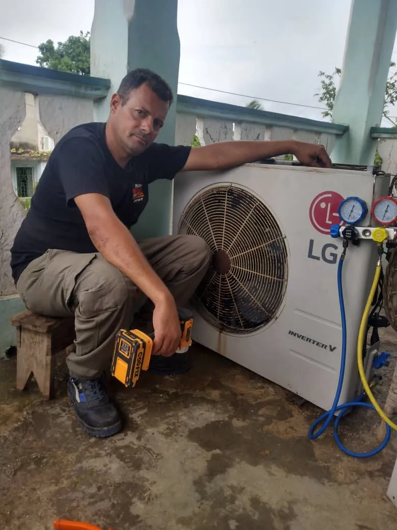 Técnico de ClimaHulk trabajando en Holguín Cuba